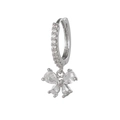 Dettaglio macro di orecchini a fiocco in argento con zirconi su cerchi in metallo lucido - Stile Farfalla / Argento