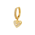 Dettaglio di orecchino dorato con micro-pavé di zirconi e pendente a forma di cuore cavo - Stile Cuore Cavo (EK00123) / Oro