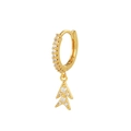 Dettaglio di orecchini huggie dorati con zirconi micro-pave e ciondolo a freccia geometrica - Stile Geometrico Freccia (EK00122) / Oro