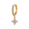 Goldene Huggie-Ohrringe mit Kleeblatt-Anhänger aus blauem Opal und glänzenden Zirkonen - Vierblättriger Blumenstil / Gold