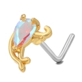 Detalle de piercing de nariz en L dorado con circonita arcoíris en forma de gota de agua - Forma de Gota de Agua/Pera (BD00595) / Dorado