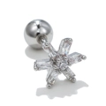 Vue macro de la boucle d'oreille flocon avec zircone et fermoir à vis sécurisé - Forme de flocon de neige (EGD0685) / Argent