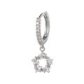Orecchino a cerchio con ciondolo a stella in argento e zirconi brillanti su sfondo bianco - Stile Anello Stella / Argento