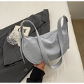 Bolso hobo azul claro en forma de media luna con textura vintage y detalles dorados - Azul