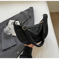 Elegante borsa a mezzaluna in PU nero con tracolla regolabile e dettagli dorati - Nero