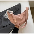 Borsa a spalla semicerchio rosa minimalista in morbida pelle con fibbia dorata chic - Rosa
