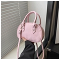 Vista dettagliata della borsa ovale rosa con manici tubolari e tracolla regolabile in pelle PU - Rosa senza ciondolo