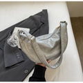 Elegante borsa a mezzaluna argento con tracolla larga in uno stile minimalista - Argento
