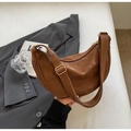 Borsa a tracolla a mezzaluna in morbida pelle PU marrone con fibbia dorata - Marrone