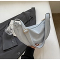 Borsa a tracolla a mezzaluna celeste con cinturino regolabile e finiture dorate eleganti - Blu