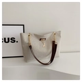 Détail du sac cabas en toile avec bandoulière en simili cuir brun et pendentif cerf doré - Marron
