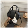 Dettaglio borsa bowling in pelle PU nera con ciondolo mostro di peluche bianco e manici - Con Ciondolo / Nero
