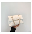 Détail du sac à bandoulière matelassé blanc avec fermoir doré et texture de point de croix - Blanc