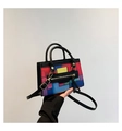 Borsa a mano colorata con motivi geometrici, dettagli dorati e nappe - Nero