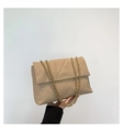 Détail du sac bandoulière beige matelassé avec chaîne dorée et garniture métallique - Kaki