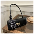 Dettaglio borsa a tracolla in pelle nera con fibbia dorata e foulard in seta con logo H - Nero