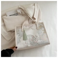 Borsa tote in seta beige con ricamo cinese e dettaglio nappa per la variante modello - Bianco
