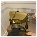 Gros plan du sac besace vert olive avec large bandoulière et détail de chaîne dorée - Vert