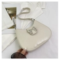 Dettaglio della borsa a mezzaluna con fibbia a fiocco argento e finitura in ecopelle crema - Bianco Sporco