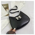 Dettaglio borsa a mezzaluna nera con fiocco argento e trama in pelle sintetica stropicciata - Nero