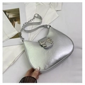 Dettaglio borsa a mezzaluna argento in pelle metallizzata con fibbia a fiocco - Argento