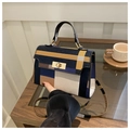 Dettaglio della borsa a quadri color-block con chiusura a rotazione in metallo dorato - Blu