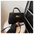 Elegante borsa a mano trapezoidale in pelle nera con chiusura girevole dorata e tracolla - Nero