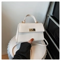 Elegante borsa a tracolla bianca quadrata con fibbia dorata e manico in stile minimal - Bianco