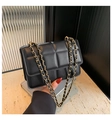 Bolso bandolera cuadrado acolchado negro con cadena dorada y acabado mate elegante - Negro