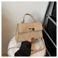 Elegante borsa a mano beige in ecopelle con chiusura dorata e tracolla regolabile - Cachi