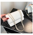 Bolso bandolera acolchado blanco con cadena dorada sobre fondo de madera negra - Blanco