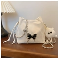 Sac seau blanc gaufré avec breloque papillon or noir et pendentif monstre en peluche - Style Avec Pendentif / Blanc Cassé