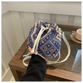 Dettaglio della borsa a secchiello in maglia etnica con motivi geometrici e coulisse - Stile Etnico a Rombi Blu Notte (Modello 1)