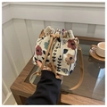 Dettaglio della borsa a secchiello intrecciata con coulisse e ricamo floreale - Stile Floreale Ricamato Artistico (Modello 3)