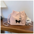 Sac seau rose à cordon avec bandoulière chaîne et breloque en peluche texturée - Style Avec Pendentif / Rose