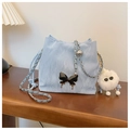 Sac seau bleu clair à cordon, texture marbrée, chaîne argentée et décor papillon - Style Avec Pendentif / Bleu