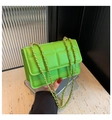 Bolso bandolera acolchado verde lima con cadena dorada sostenido a mano - Verde