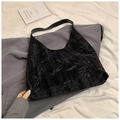 Dettaglio borsa tote nera con texture a foglie e tracolla in pelle liscia - Nero