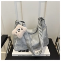 Détail du grand sac cabas gris argenté en suédine avec pendentif sourire en peluche - Argent (Avec Pendentif)
