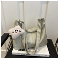 Détail du sac cabas en daim vert clair avec un charm monstre peluche sur des livres - Vert (avec pendentif)