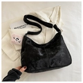 Sac fourre-tout noir en velours vintage avec large bandoulière et pendentif ours rose - Noir