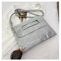 Détail du sac cabas argenté en cuir froissé avec poignée découpée et bandoulière réglable - Argent