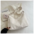 Sac fourre-tout minimaliste en daim beige avec plis doux et charme d'ours en peluche - Blanc