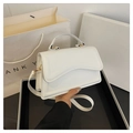 Witte kunstlederen crossbodytas met golvende flap en goudkleurige metalen accenten - Wit