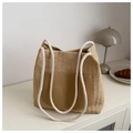 Detail einer Stroh-Tragetasche mit einer Ledertasche und weißen Baumwollseil-Griffen - Khaki