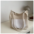 Detail einer Stroh-Tragetasche mit beige Ledertasche und weichem Seilgriff - Weiß