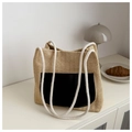 Detail der gewebten Stroh-Tasche mit schwarzer Kunstledertasche und weißen Baumwollseilen - Schwarz