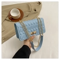 Sac bandoulière matelassé bleu clair avec chaîne dorée et fermoir pivotant élégant - Bleu