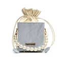 Sac seau bleu clair avec cordon de serrage et grande poignée en perles blanches - Bleu