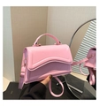 Chique roze crossbodytas van kunstleer met golvende flap en gouden hardware - Roze